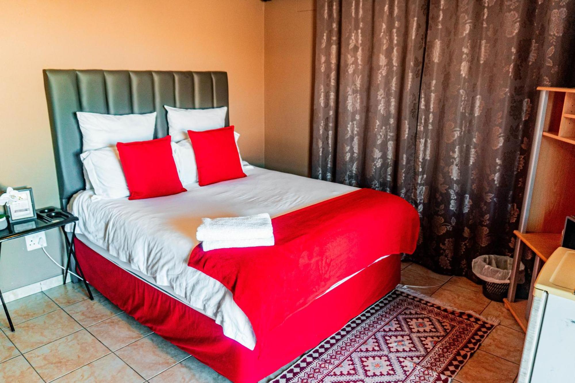 Mossie Inn Accommodation Swakopmund Bagian luar foto